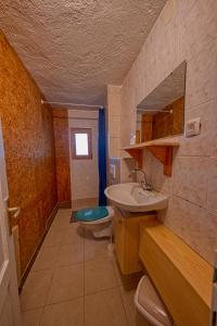 bagno con lavandino e servizi igienici di Cottage surrounded by forests - The Sunny Hill 
