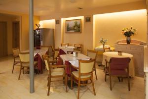 ア・コルーニャにあるHotel Cristal 1のテーブルと椅子が備わるレストラン