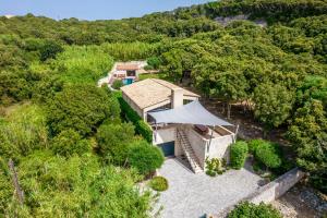 una vista aérea de una casa en medio de un bosque en Villa du Couvent Version Maquis en Bonifacio