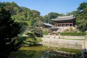 ソウルにあるHotel dongyangjang Dongdaemun-Jongnoの建物前川