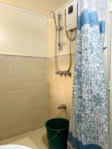 baño con ducha y cubo de basura en Melia's House Baguio - Nature Home for Rent, en Baguio