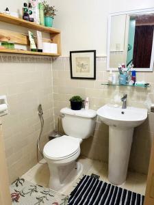 y baño con aseo blanco y lavamanos. en Melia's House Baguio - Nature Home for Rent, en Baguio