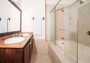 een badkamer met een wastafel en een douche bij Palma Real Coliving in Girardota