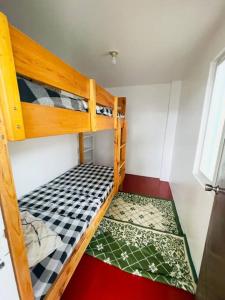 um pequeno quarto com 2 beliches em Melia's House Baguio - Nature Home for Rent em Baguio
