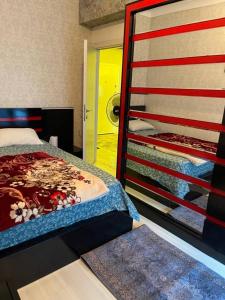 - une chambre avec un lit et des lits superposés avec une échelle dans l'établissement 2+1apartment, à Esenyurt