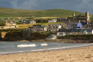 un gruppo di case sulla riva di una spiaggia di O'Neill's Bed&Breakfast a Ballyheige