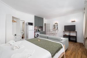 ein kleines Schlafzimmer mit 2 Betten und eine Küche in der Unterkunft BeGuest Cascais Cozy Studio in Cascais