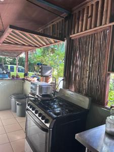 uma cozinha com um forno e uma placa de fogão em Orgánico Punta Riel em Cahuita