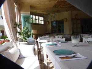 A restaurant or other place to eat at Medousa Studio & Apartments