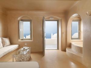 Khu vực ghế ngồi tại Dome Santorini Resort