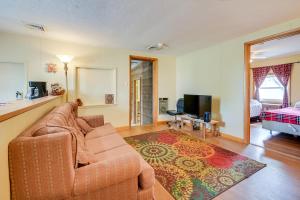 ein Wohnzimmer mit einem Sofa und einem TV in der Unterkunft Cozy Fairfield Escape Near Historic Sites in Fairfield