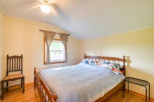 ein Schlafzimmer mit einem Bett, einem Stuhl und einem Fenster in der Unterkunft Cozy Fairfield Escape Near Historic Sites in Fairfield