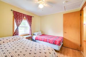 En eller flere senge i et værelse på Cozy Fairfield Escape Near Historic Sites