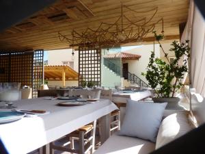 A seating area at Medousa Studio & Apartments