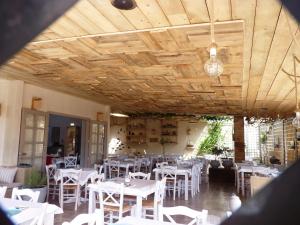 A restaurant or other place to eat at Medousa Studio & Apartments