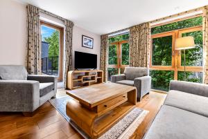 - un salon avec un canapé et une télévision dans l'établissement Tavistock Place Apartments, à Londres