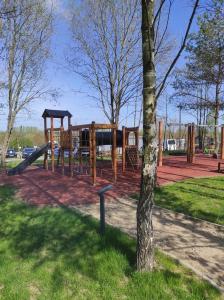 un parque con parque infantil con tobogán en Komfort & Wodna Dolina, en Koszalin