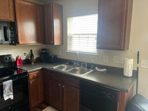 Kitchen o kitchenette sa Stylish, Cozy Corporate Townhome with Pool!