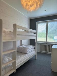a bedroom with two bunk beds and a chandelier at Hangvar Skola, Bildsalen in Lärbro
