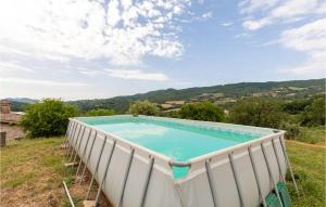 uma grande piscina no meio de um campo em 2 Bedroom Beautiful Home In Monte C,di Vibio Pg em Monte Molino