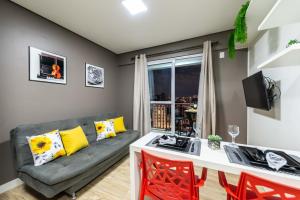 een woonkamer met een bank en een tafel bij Rover 1011 Centro in Sao Paulo