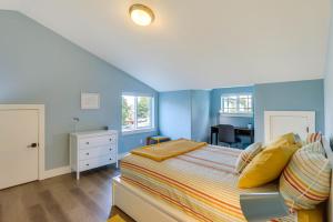 een slaapkamer met blauwe muren en een bed en een bureau bij Colorful Bend Home with Yard and Fire Pit! in Bend