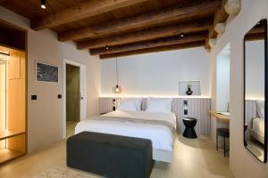 Ein Bett oder Betten in einem Zimmer der Unterkunft Modern Stone House, luxury suites in Dubrovnik Old Town