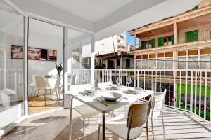 a white table and chairs on a balcony at Perfect apartment for beach lovers, next to the sailing club in El Arenal