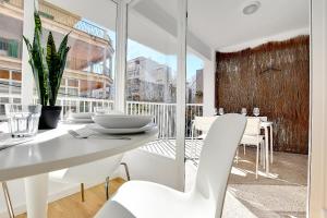 a white dining room with a white table and chairs at Perfect apartment for beach lovers, next to the sailing club in El Arenal