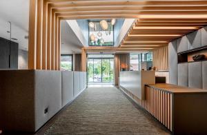 un pasillo que conduce a una cocina con techos de madera en Langwies Genussherberge, en Hallein