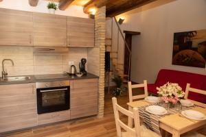 cocina y comedor con mesa y sillas en Villa Tatai Country House by Dimore Trinacria en Belvedere