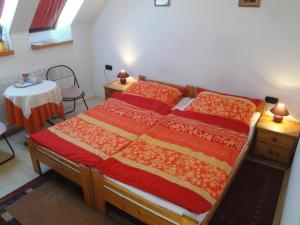 Postel nebo postele na pokoji v ubytování Guest house Ringhofer Vendégház