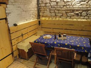 ein Esszimmer mit einem Tisch und einem blauen Tischtuch in der Unterkunft Guest house Ringhofer Vendégház in Sopron