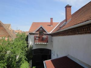 Budova, kde se penzion nachází + 3 fotografie