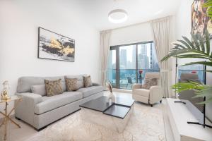 Posezení v ubytování Bright 1-Bed Apartment with Burj Khalifa view