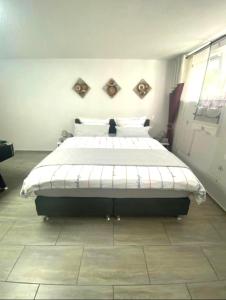 ein Schlafzimmer mit einem großen Bett in einem Zimmer in der Unterkunft Studio-Appartement Neunburg vorm Wald in Neunburg vorm Wald