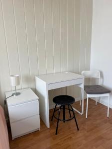 布龍的住宿－Le Parilly- Appartement 3 chambres-Parc Parilly，一张白色的桌子,里面配有凳子和椅子