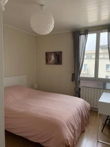 En eller flere senge i et værelse på Le Parilly- Appartement 3 chambres-Parc Parilly