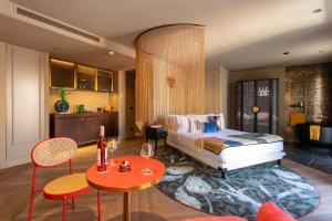 1 dormitorio con 1 cama, mesa y sillas en Upon Angels - Adults Only, en Lisboa