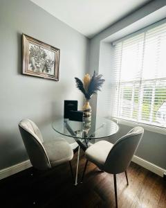 1 West End Boutique Apartment的电视和/或娱乐中心