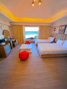 una camera d'albergo con due letti e una grande finestra di Luxury Seafront Pool Villa - 3 Stories & Roof floor - All Master Bedrooms a Hurghada