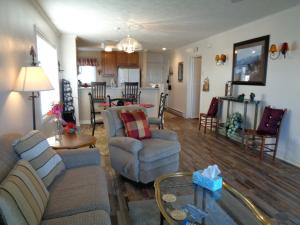 sala de estar con sofá y sillas y cocina en Southcrest Overlook by VCI Real Estate Services, en Beech Mountain