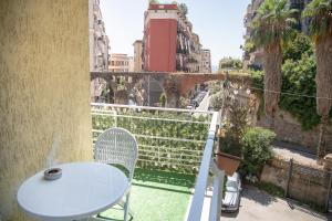 un tavolo e una sedia sul balcone con vista sulla città di A CASA DI MARCO Salerno CENTRO a Salerno