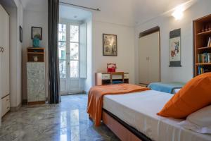 um quarto com duas camas e uma estante de livros em Carlo Alberto House by Wonderful Italy em Turim