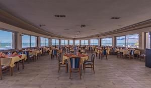 - une salle à manger avec des tables, des chaises et des fenêtres dans l'établissement hotel tropicana, à Casablanca