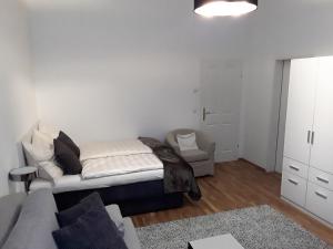 een woonkamer met een bed en een bank bij Concorditas Apartments in Wenen