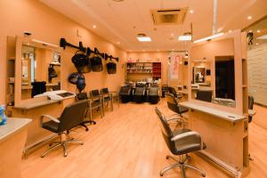 a hair salon with chairs and a barber shop at Apartamentos turísticos Jardines del Plaza in Peñíscola