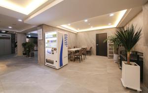 eine Bürolobby mit einem Tisch und einem Verkaufsautomaten in der Unterkunft Browndot Hotel Gwangju Pungam in Gwangju