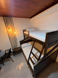 2 Etagenbetten in einem Zimmer mit Fenster in der Unterkunft Hotel Almalu in Aguachica