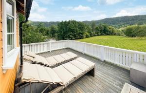 KvåsにあるKvåsnesetの野原の景色を望むバルコニー(椅子付) +10枚の写真